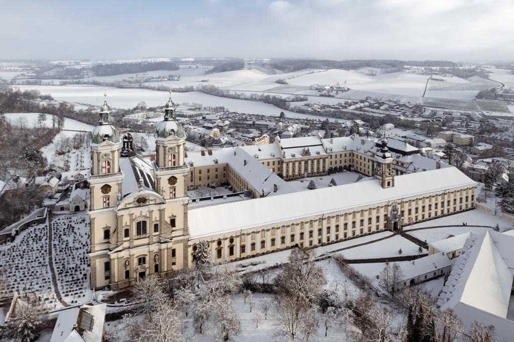 StiftStFlorian-Winter-Westfassade_Ronald-Winkler