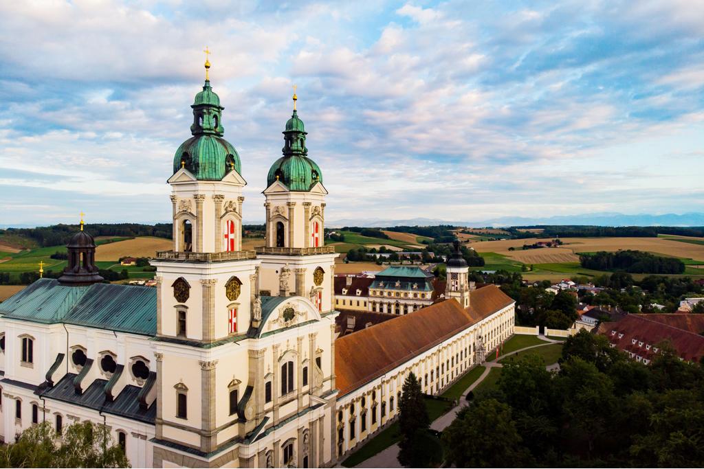 StiftStFlorian_Luftaufnahme-Sommer_Werner-Kerschbaummayr
